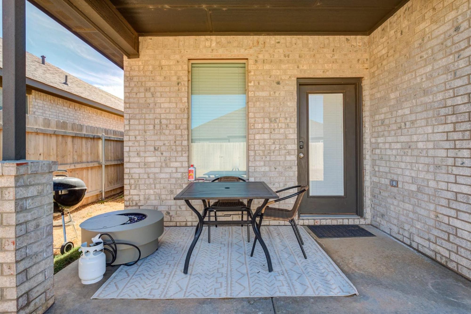 Entire House~ Spacious~ Prime Location~ Backyard لوبوك، تكساس المظهر الخارجي الصورة